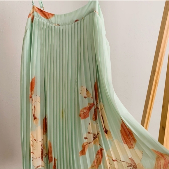 Forever 21 floral pleated mini dress Size M - Picture 3 of 7